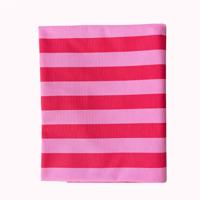 Çizgili pembe kırmızı masa örtüsü